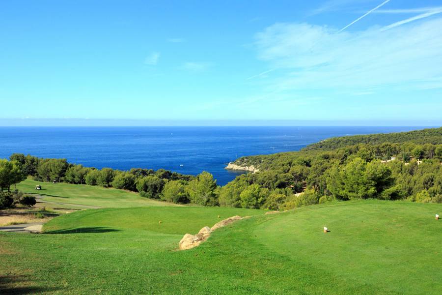 Jouer ou faire un parcours au Golf Resort 4 étoiles Dolce Frégate Provence
