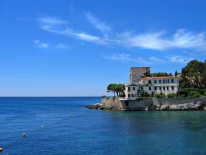 Hôtel en bord de mer avec terrasse dans le sud de la France